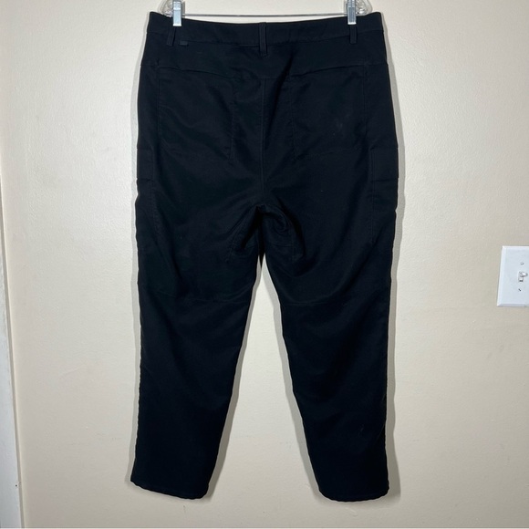 Lululemon Utilitarian Cargo Pants Mens Size 38 Black Classic Fit - Picture 6 of 9